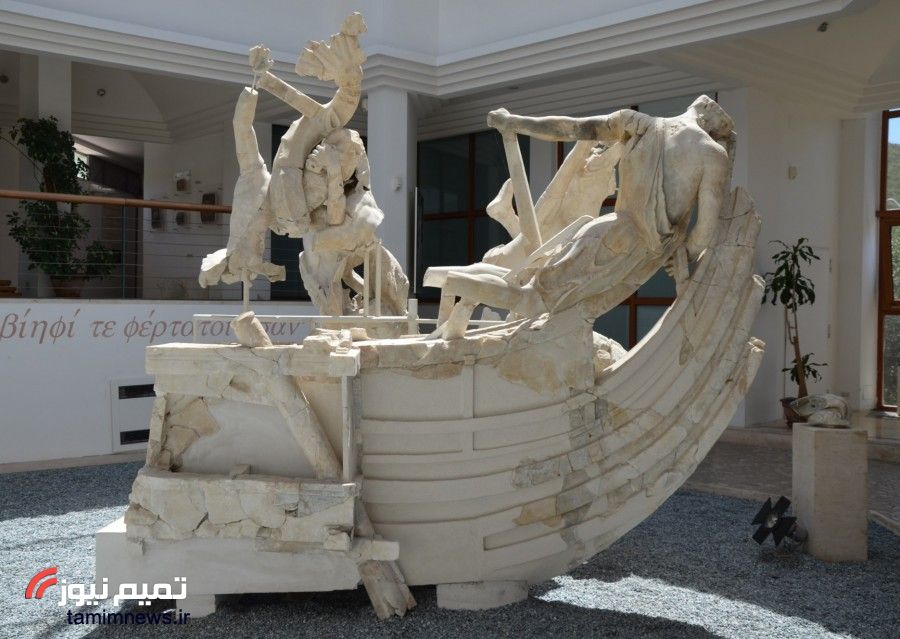 سکاندار ادیسئوس به دریا می افتد