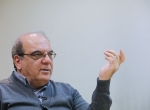 کنایه طعنه‌آمیز عباس عبدی به ۳۰۰ نماینده مجلس؛ چنان طلبکارند انگار با اپوزیسیون مواجهیم
